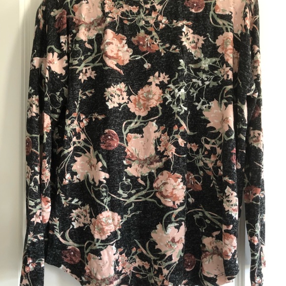 Beautiful Women’s Top. - Picture 2 of 4